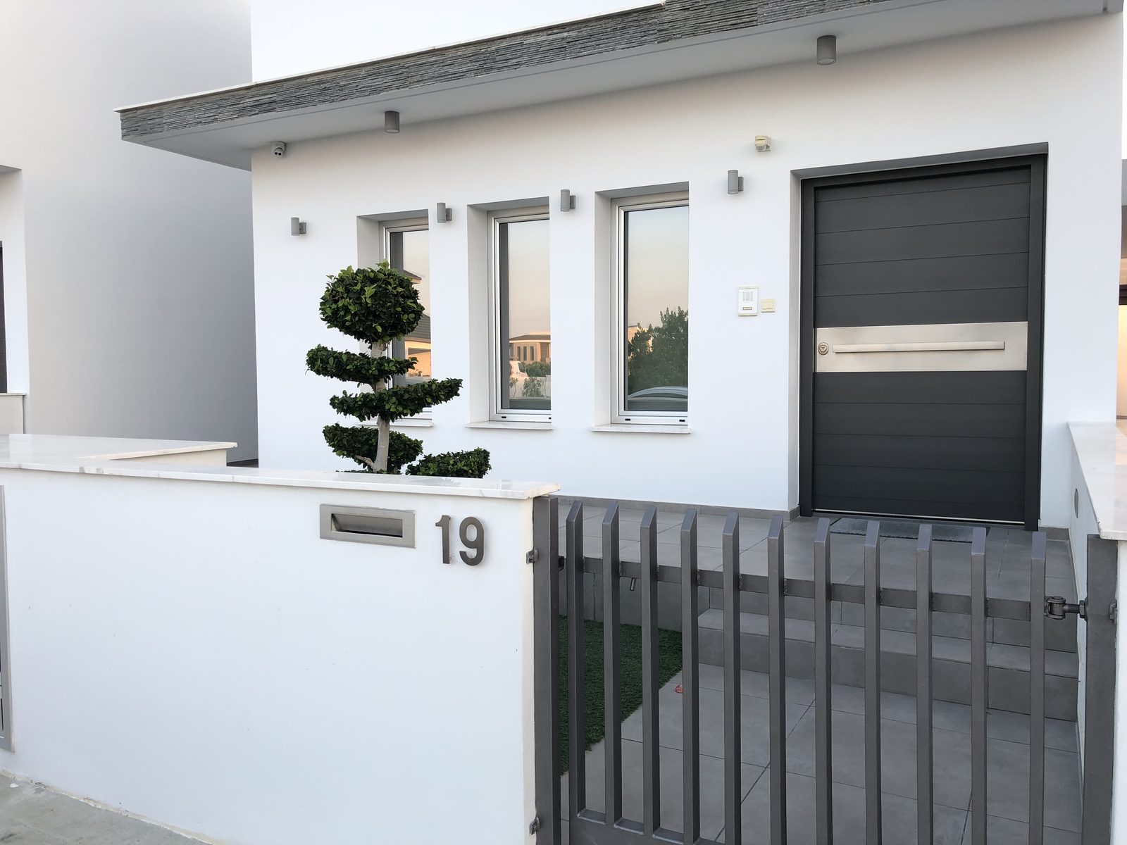 Vehicle gate matched to boundary fence